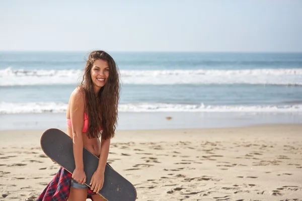 Bella ragazza hipster con skate board — Foto Stock