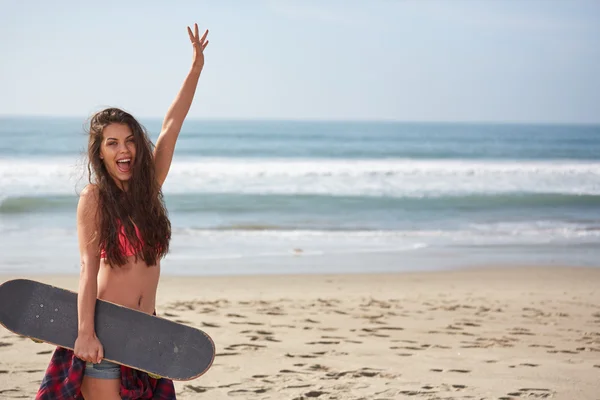 Vacker hipster flicka med skate board — Stockfoto