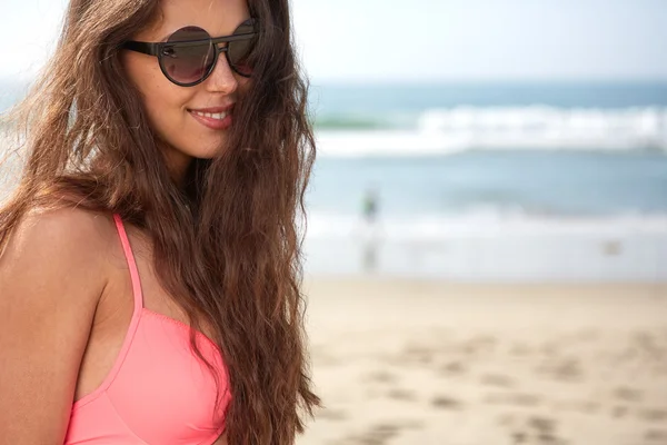 Porträt eines stilvollen sexy Mädchens mit Sonnenbrille — Stockfoto