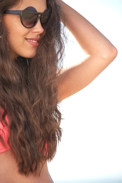 Retrato de una chica sexy con estilo en gafas de sol — Foto de Stock