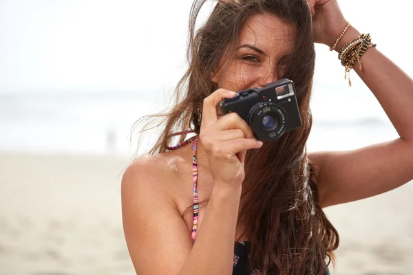 Close-up van portret van mooie vrouw met retro hipster camera — Stockfoto