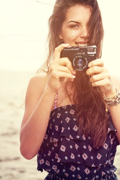 Close up Retrato de mulher bonita com câmera hipster retro — Fotografia de Stock