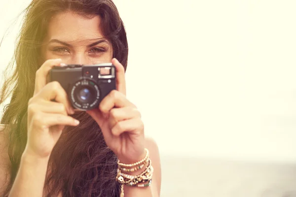 Zblízka portrét krásné ženy s kamerou retro bederní — Stock fotografie