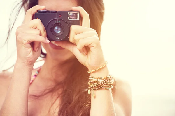 Close-up van portret van mooie vrouw met retro hipster camera — Stockfoto