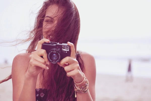 Gros plan Portrait de belle femme avec caméra hipster rétro — Photo