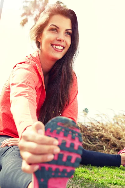 Joven deportista estirándose . — Foto de Stock