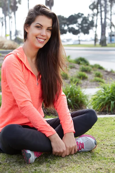 Bela jovem sorridente menina desportiva — Fotografia de Stock