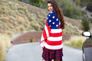 Amerikan bayrağı giyen kadın