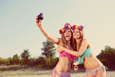 İkizlerin fotoğraf çekme