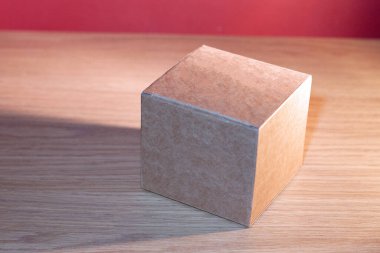 Bedava, konsept ve maketler için küçük kahverengi kare kutu