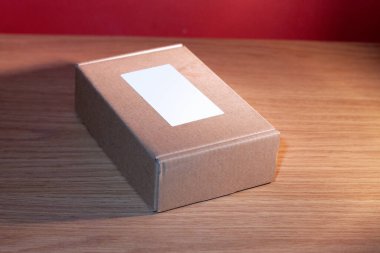 Boş Etiketli Küçük Kahverengi Dikdörtgen Kutusu, konseptler ve maketler için