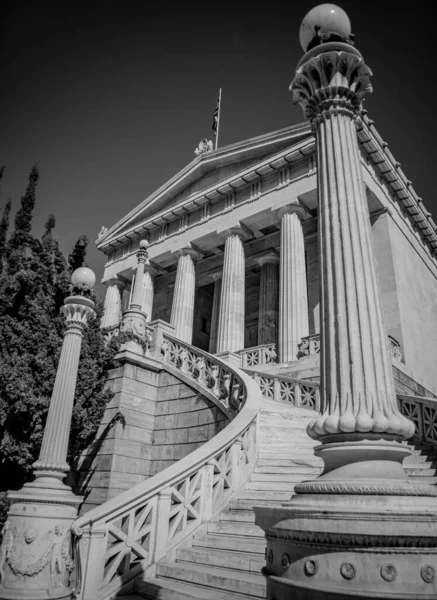 アテネの中心部から古代の建物 マヴィリは 哲学者や古代ギリシャ人の別の時代に旅します — ストック写真