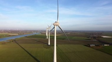 Hollanda 'da dönen rüzgâr türbinlerinin hava görüntüsü.