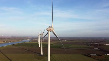 Hollanda 'da dönen rüzgar türbinlerinin hava yakın görüntüsü.