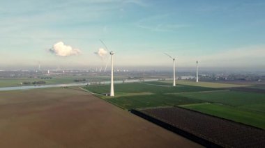 Hollanda 'da çalışan rüzgar türbinlerinin hava görüntüsü.