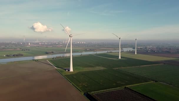 Widok Lotu Ptaka Nieobracające Się Turbiny Wiatrowe Holenderskim Krajobrazie — Wideo stockowe