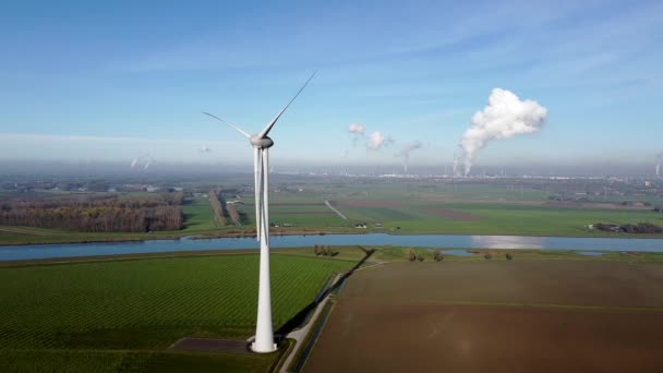 Vista Aérea Primer Plano Una Turbina Eólica Giratoria Paisaje Holandés — Vídeos de Stock
