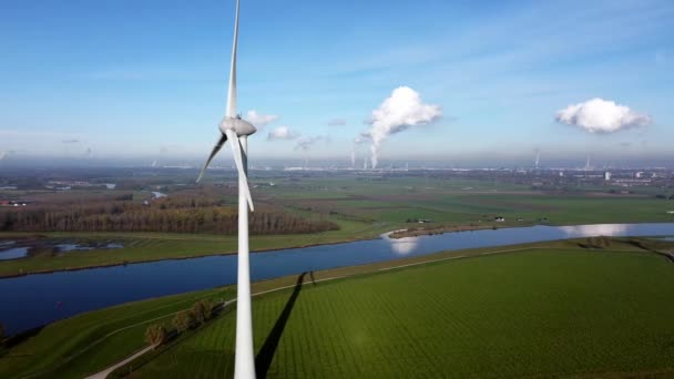 Ilmakuva Pyörivät Tuuliturbiinit Joen Varrella Hollantilaisessa Maisemassa Linssi Leimahtaa Näkyviin — kuvapankkivideo