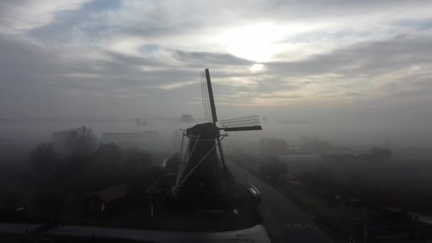 Holländische Mehlmühle Nebel Drohnenaufnahmen — Stockvideo
