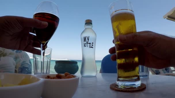 Auf Der Terrasse Ein Bier Und Ein Glas Wein Genießen — Stockvideo