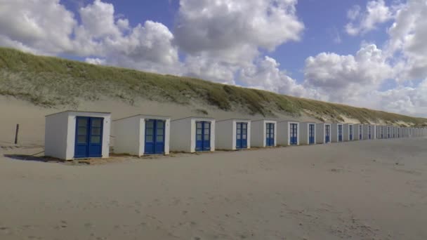 Kleine Strandhuisjes Aan Het Strand Van Texel Nederland — Stockvideo