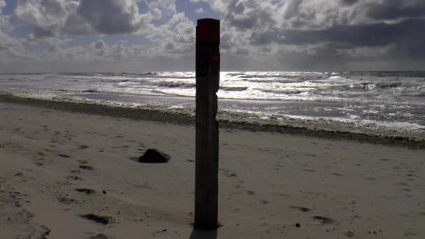 Poteau Plage Sur Côte Mer Nord Filmé Avec Contre Jour — Video