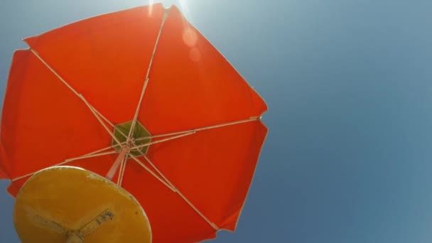 Onderkant Van Een Oranje Parasol — Stockvideo