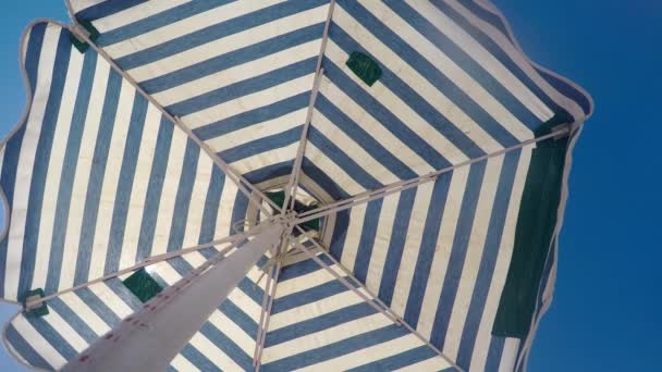 Onderkant Van Een Gestreepte Parasol Zomer Het Strand — Stockvideo