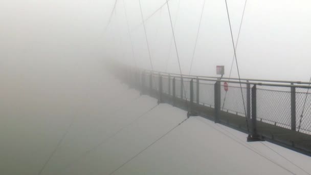 Puente Colgante Más Alto Europa Niebla Misterioso Vista Puente Colgante — Vídeos de Stock