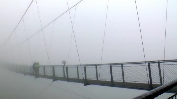 Caminar Través Del Puente Colgante Más Alto Europa Niebla Puente — Vídeos de Stock