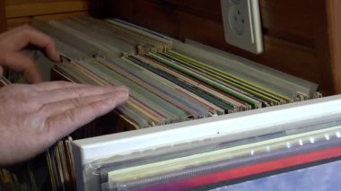 Diğer vinyller arasında bir rekor arıyorum..