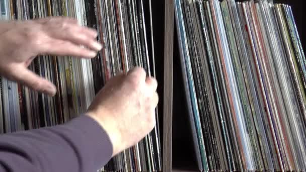 ビニールラックからレコードをつかむ — ストック動画