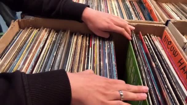 Recherche Enregistrement Entre Autres Vinyles — Video