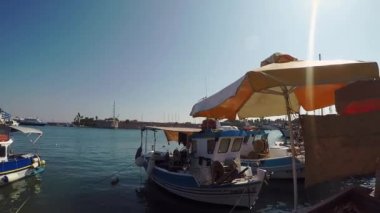 Yunanistan 'ın Kos limanında küçük balıkçı tekneleri ve taze balıklar.
