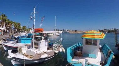 Güneşli bir günde Yunanistan 'ın Kos limanında küçük balıkçı tekneleri.