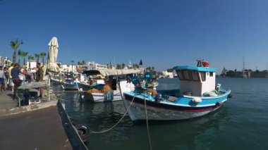Kos Town 'un Yunan limanında küçük balıkçı tekneleri.