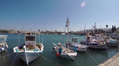 Yunanistan 'ın Kos Town limanında küçük balıkçı tekneleri, güneş ve mavi gökyüzü.