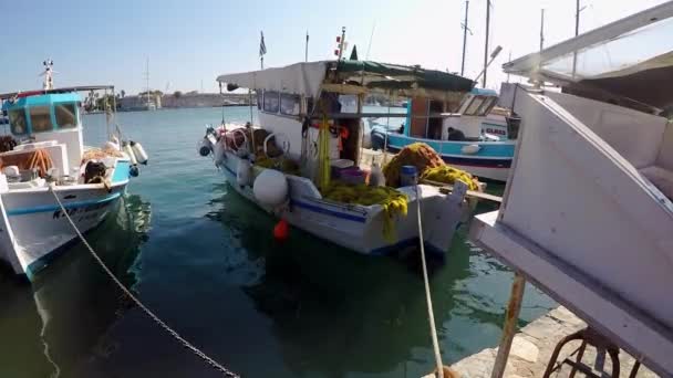 コスのギリシャの港で小さな漁船や新鮮な魚 — ストック動画
