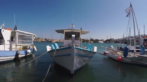 コズタウンのギリシャの港で小さな漁船がボブ — ストック動画