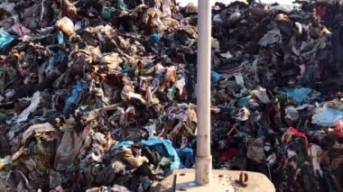 Plastik, demir ve diğer atıklardan oluşan dağ