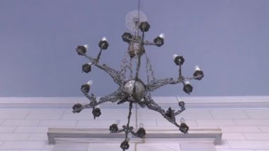 Yumuşak bir ileri bir geri sallanan avize.