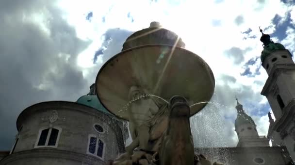 Salzburg Eski Şehir Inin Kalbindeki Çeşme — Stok video