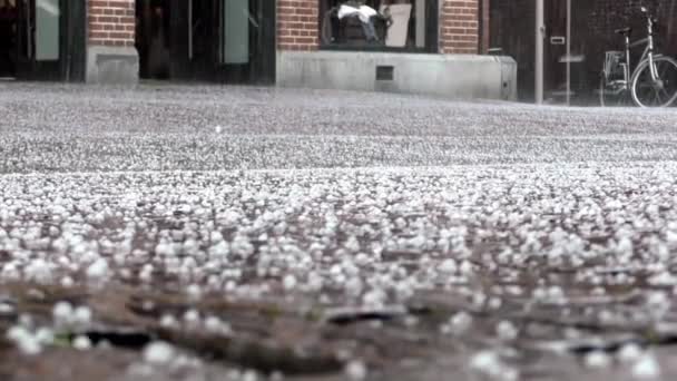 冰雹使城市的街道变成了白色 — 图库视频影像