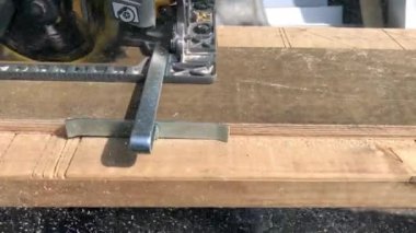 Marangoz dairesel testere ile çalışır..