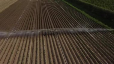 Çiftlik arazisindeki sulama sisteminde drone ile uçmak.