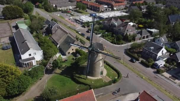 Drohnenaufnahmen Einer Windmühle Einem Kleinen Holländischen Dorf — Stockvideo