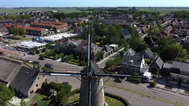 Nagranie Powietrza Holenderskiego Wiatraka Małej Wiosce — Wideo stockowe