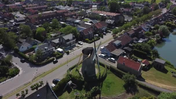 Filmagem Aérea Moinho Vento Uma Pequena Aldeia Nos Países Baixos — Vídeo de Stock
