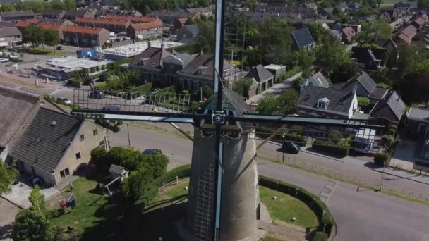 Drone Vliegt Naar Een Van Bladen Van Een Nederlandse Windmolen — Stockvideo