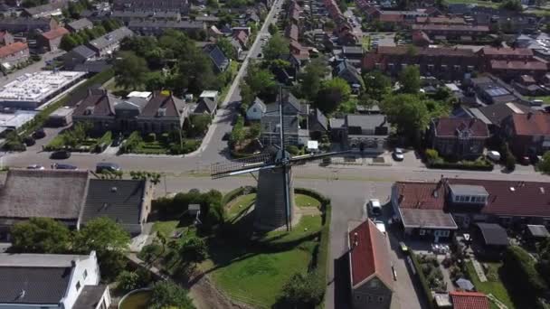 上から見た小さな村のオランダの風車 — ストック動画